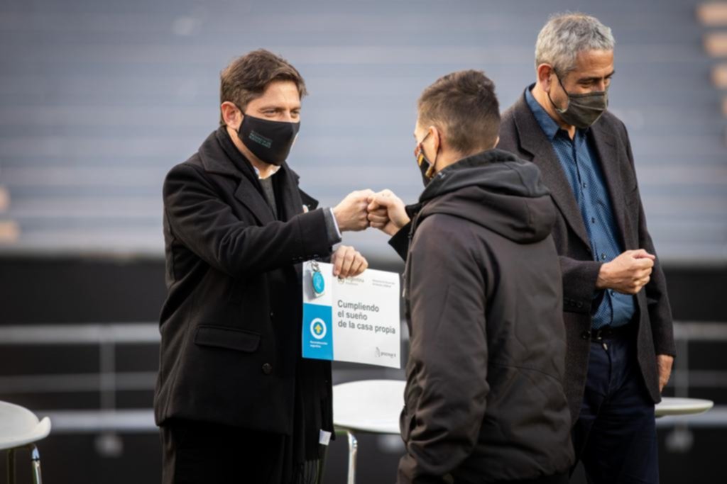 Kicillof apuntó a la oposición en una entrega de créditos para la vivienda