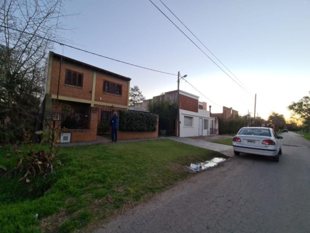Asaltaban a una familia, pero el dueño de la casa forcejeó y redujo a uno de los ladrones