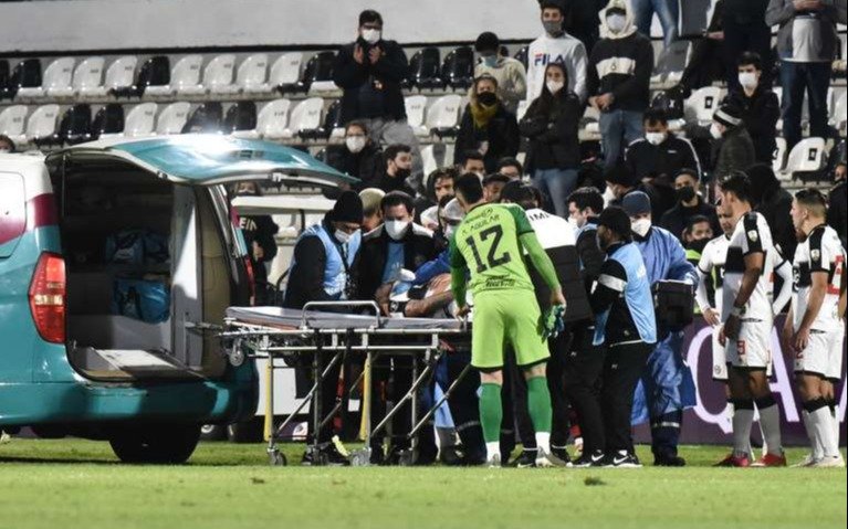 Futbolista argentino a terapia intensiva por un golpe recibido en partido por la Copa