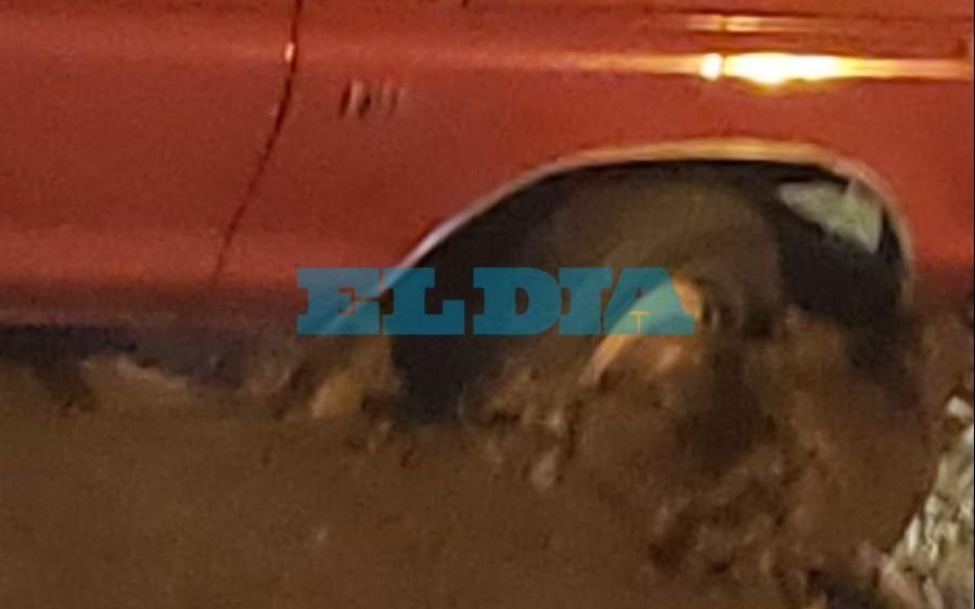 El barro se tragó una camioneta en La Plata y los vecinos le apuntan a una pérdida de agua