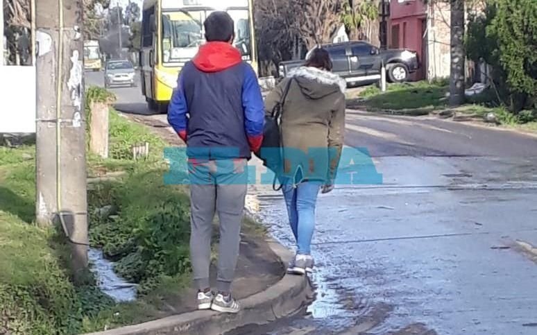Una parada de micros a la intemperie y en malas condiciones preocupa a vecinos de Villa Elvira
