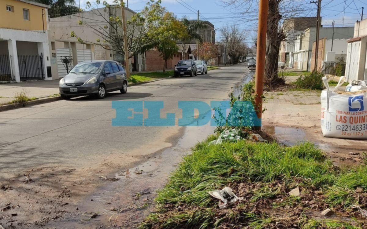 En Tolosa, renuevan reclamo por una pérdida de agua que lleva varios meses causando molestias