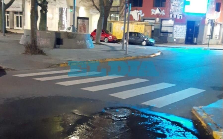 Advierten por un caño roto en pleno centro que lleva meses vertiendo agua a la vereda