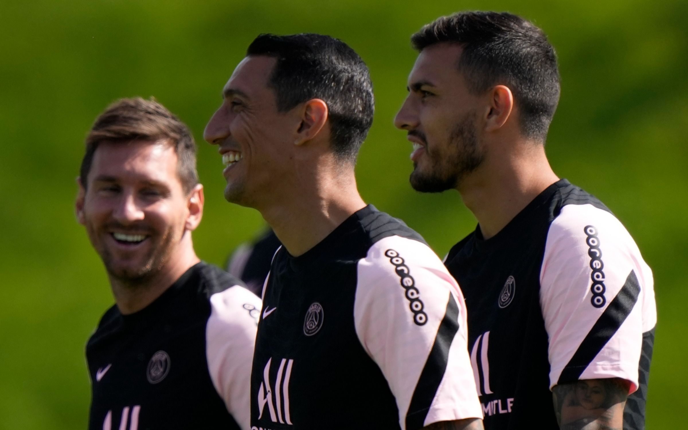 Risas y complicidad, así fue el primer entrenamiento abierto de Messi en el PSG