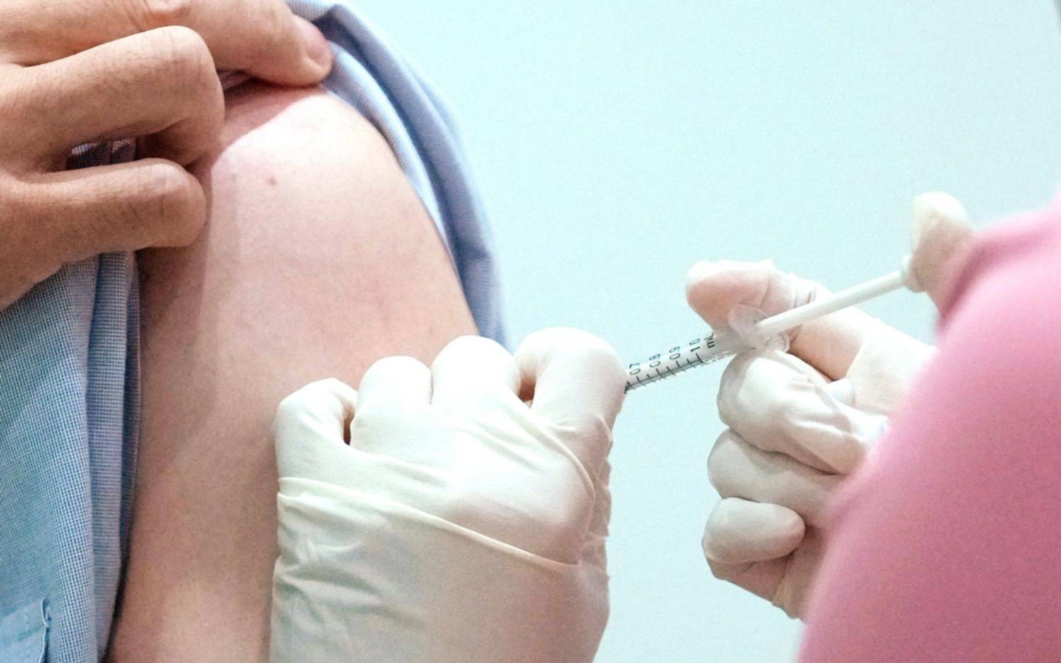 En Estados Unidos autorizan aplicar una tercera dosis contra el COVID-19