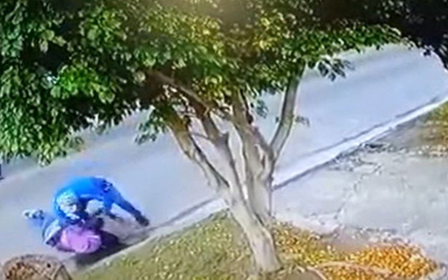 Detuvieron a un menor acusado de empujar a una docente que circulaba en bicicleta para robarle