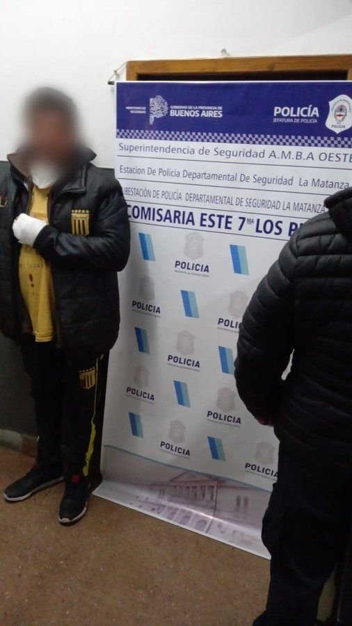 Fue al local de un tatuador y lo acuchilló por tatuar a su hija sin su consentimiento
