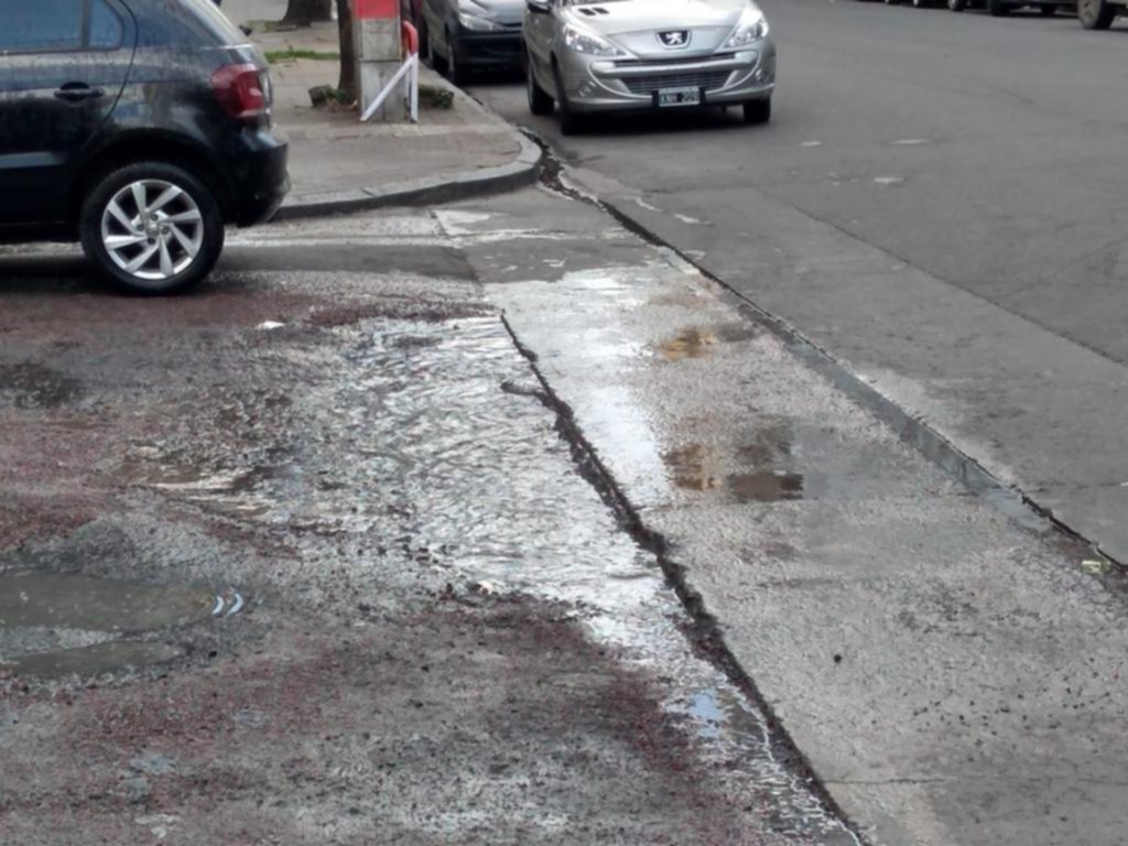 Una filtración que degrada el asfalto en 4 y 55
