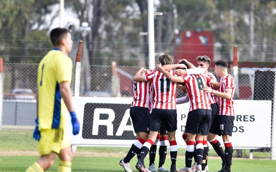 La Reserva Pincha venció al Xeneize y se subió a la punta