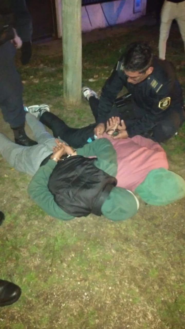 A mano armada asaltaron a una mujer en Los Hornos y los detienen cuando se repartían el botín