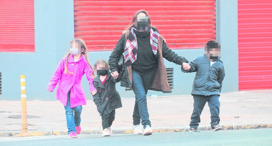 Al cruzar la calle, siempre de la mano de un adulto