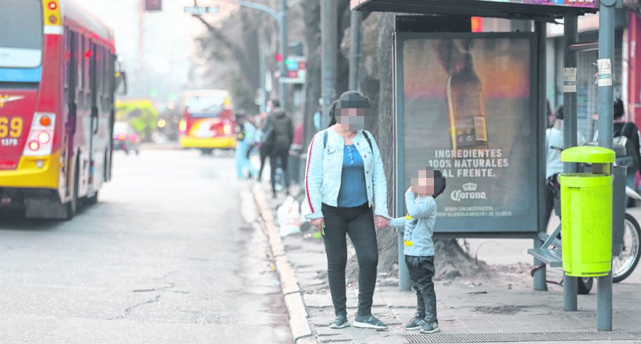 Al colectivo suben primero y descienden después del adulto