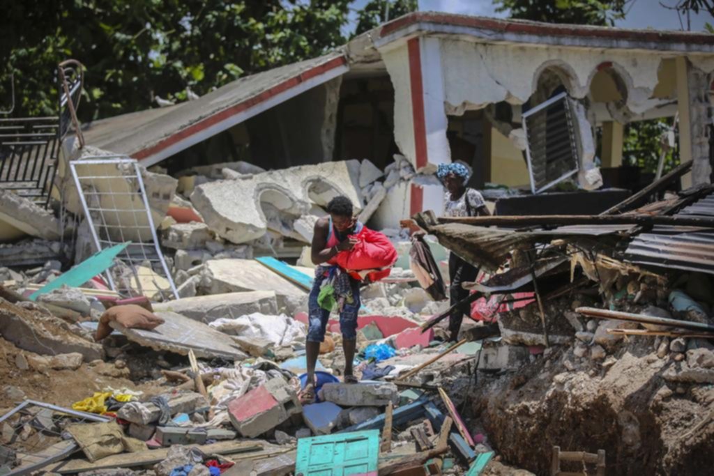 Casi 1.300 muertos en Haití, que tras el terremoto sigue en busca de sobrevivientes