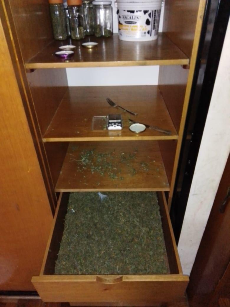 Lo allanaron por amenazas y hallaron más de un kilo de droga