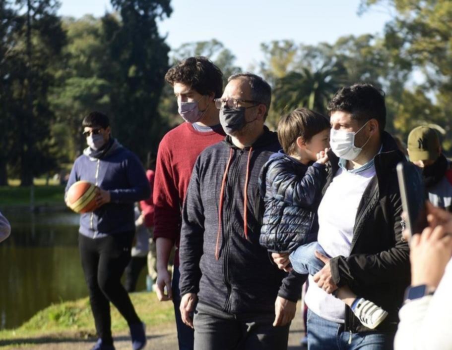 Con caminatas y pasacalles, frentes locales buscan calentar una campaña de pandemia