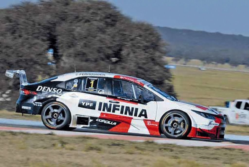 Matías Rossi ganó en La Pampa y ahora lidera el campeonato del Súper TC2000