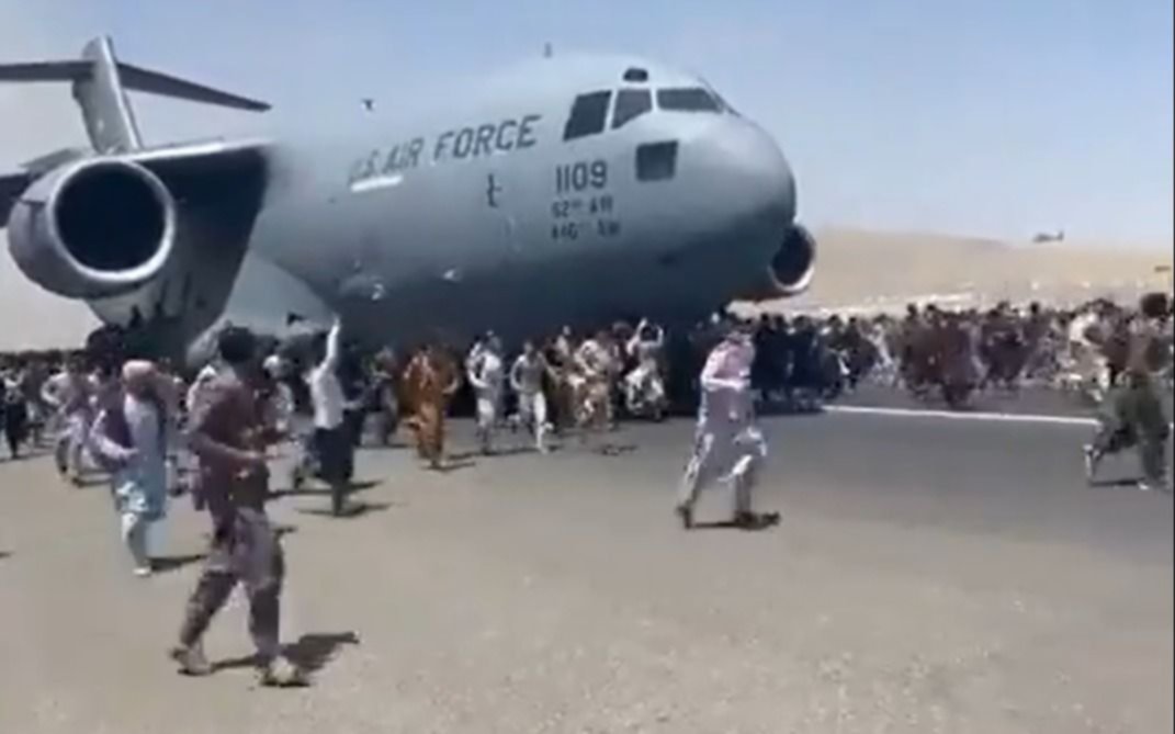Caos en Kabul: miles de personas en el aeropuerto intentan dejar el país tras toma de talibanes