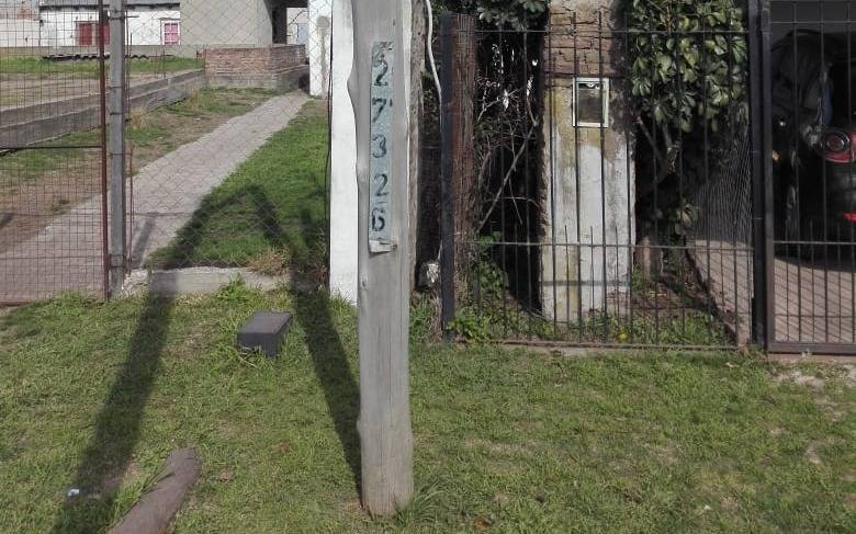 Reclamo en Abasto por un poste en mal estado