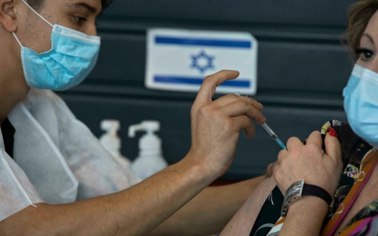 En Israel, más de un millón de personas ya recibió la tercera dosis contra el covid