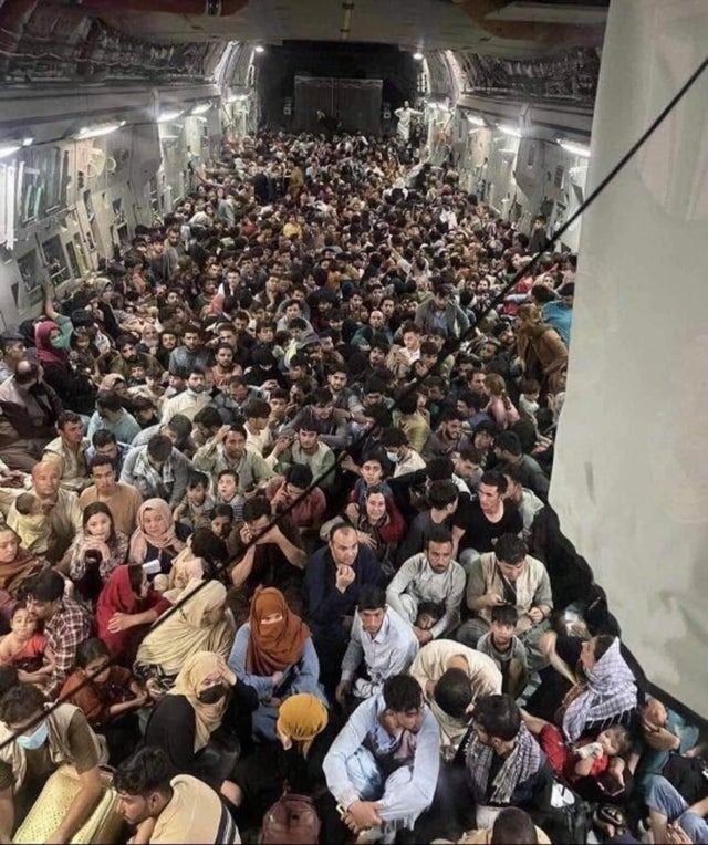 La foto que impresiona al mundo: el interior del avión despegando de Afganistán