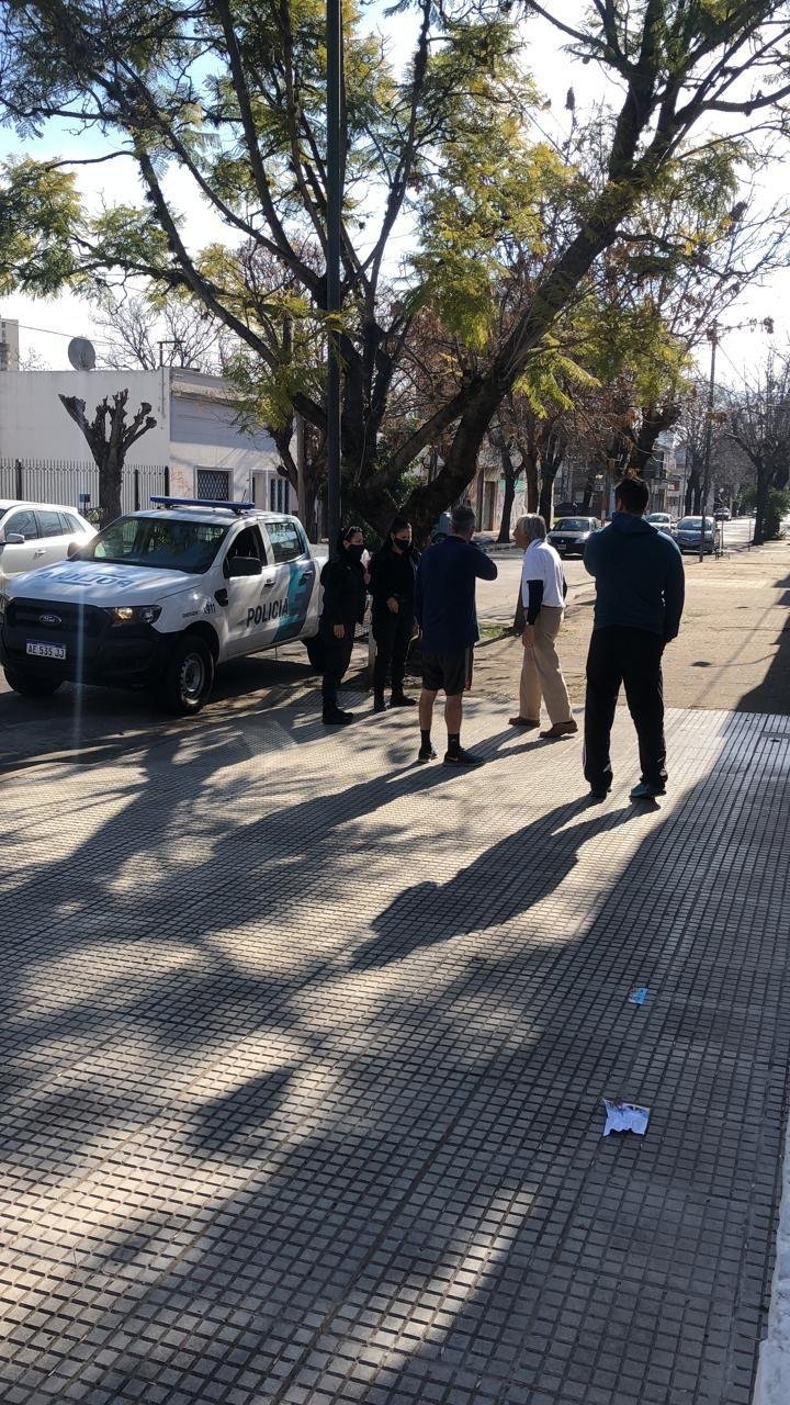 A pie y armados, golpean y roban a jubilado en la puerta de su casa