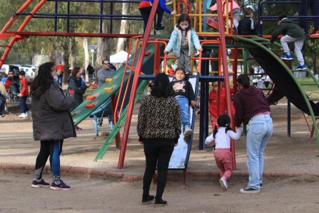 Un feriado a puro juego y paseos en el Bosque y plazas de la Ciudad