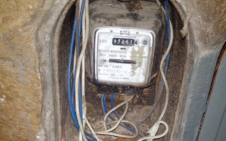 Arreglan un medidor que estaba sin tapa y con cables sueltos en 7 entre 71 y 72