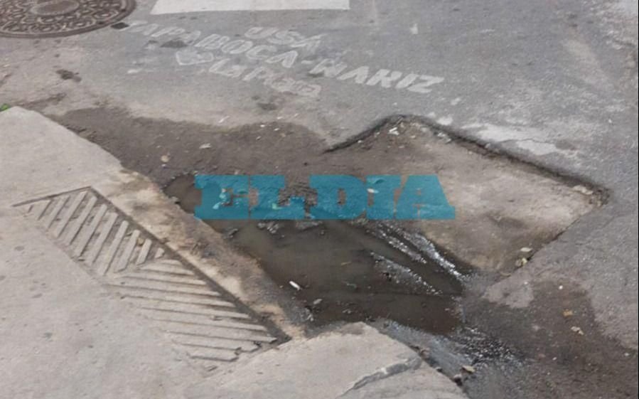 Quejas por el estado de una rampa ubicada en pleno centro platense