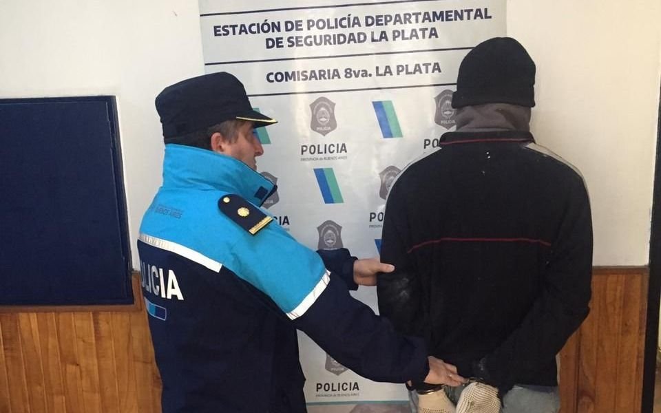 La Calle de los prófugos "7 y 90" recapturan a dos personas buscadas por la justicia en la misma cuadra 