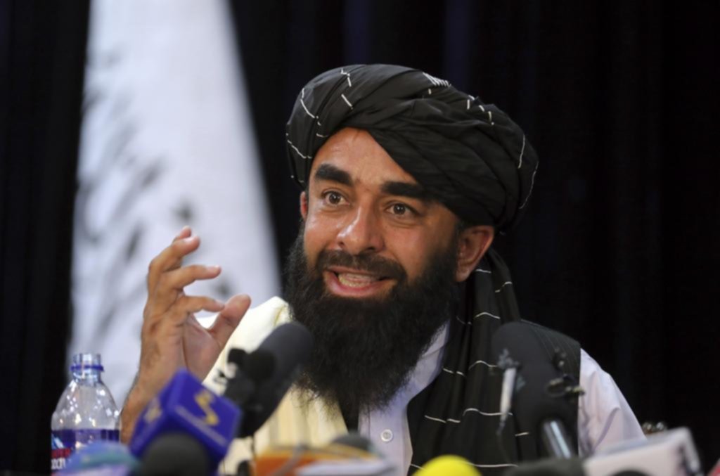 Talibanes prometen respetar a las mujeres en medio del terror