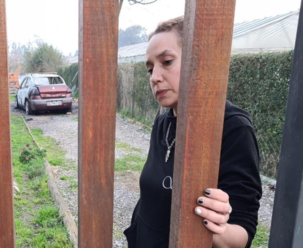Una banda lo ató con alambre, lo golpeó y hasta le quemó el auto
