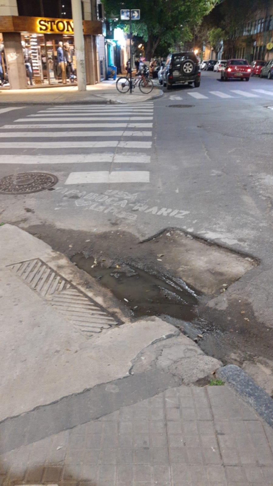 Peligro por un cráter en acceso a rampas para discapacitados