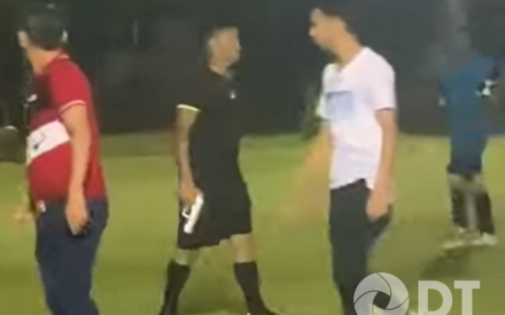 ¡Se picó! Un árbitro sacó un revolver para dispersar un tumulto de jugadores