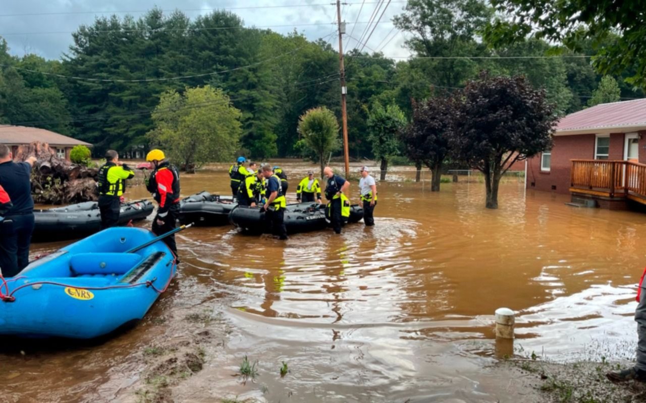 Dos muertos y 20 desaparecidos por inundaciones en Carolina del Norte