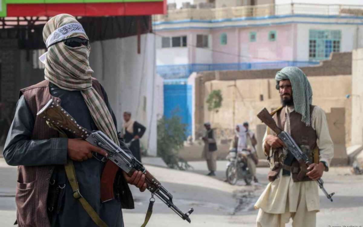 En Kabul protestan contra los Talibanes mas allá del miedo, mientras otros huyen del país