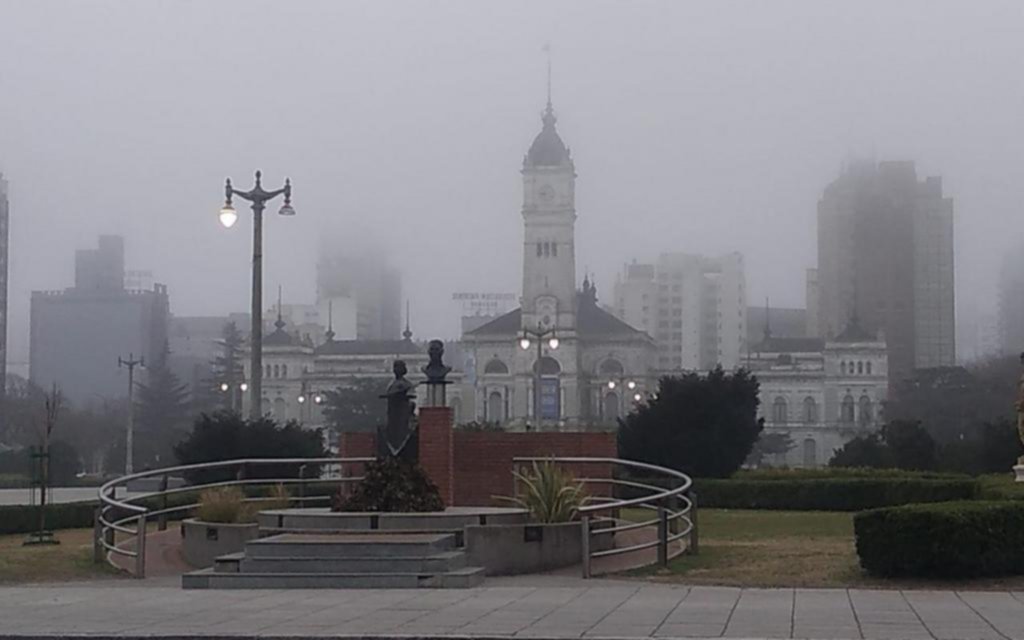 La lluvia esquivó a la Ciudad tras densos bancos de niebla
