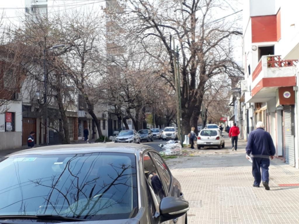 Usan las veredas como playa de estacionamiento