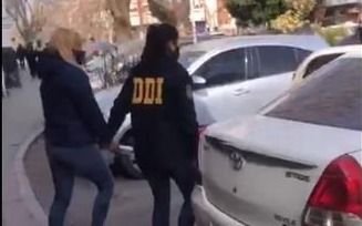 Atrapan a una chica acusada de matar a palos a un joven, en revancha por otro crimen