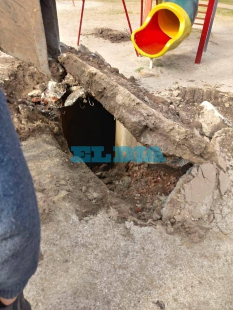 ¿Otro misterio en La Plata?: excavaban en Plaza España y descubrieron un "túnel secreto"