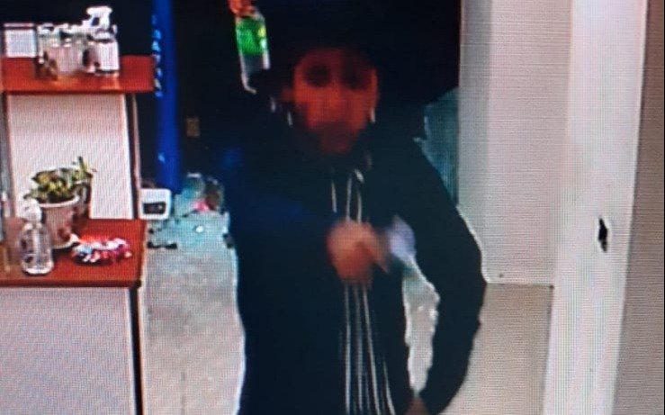 Dramática imagen: un menor de 15 años armado, con antecedentes de robo, fue detenido en Ensenada