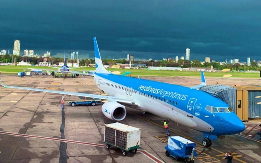 El Gobierno bonificaría el 100% de 100 mil pasajes de Aerolíneas para turistas extranjeros