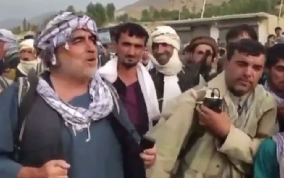 Fuerzas leales al derrocado vicepresidente arrebatan a los talibanes un distrito en Afganistán