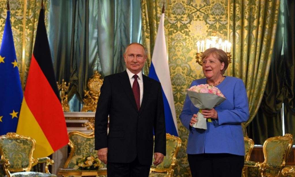 Entre las sonrisas y el adiós tras 16 años, Merkel le tiró una “papa caliente” a Putin