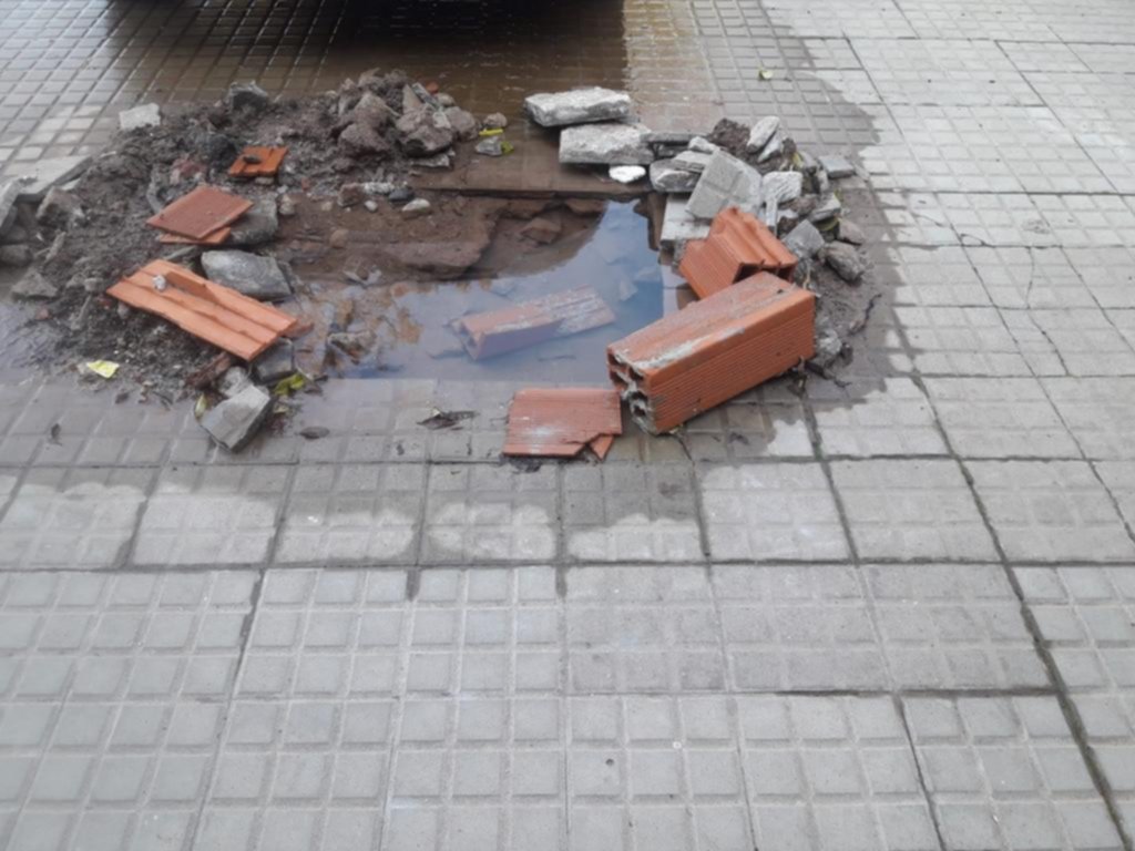 Vereda destruida por pérdida de agua, bloquea un garage