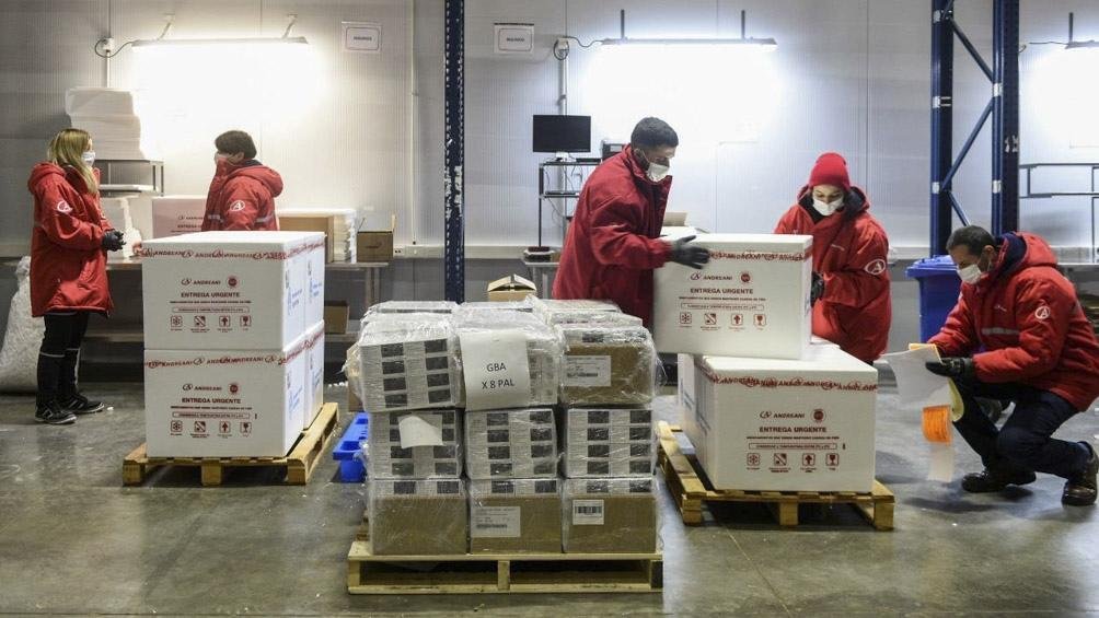 Llegan a la Argentina 400 mil dosis de la vacuna AstraZeneca donadas por el gobierno español