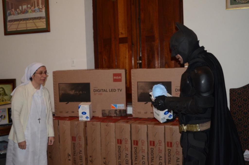 “Batman” denunció el robo de televisores donados al Niños