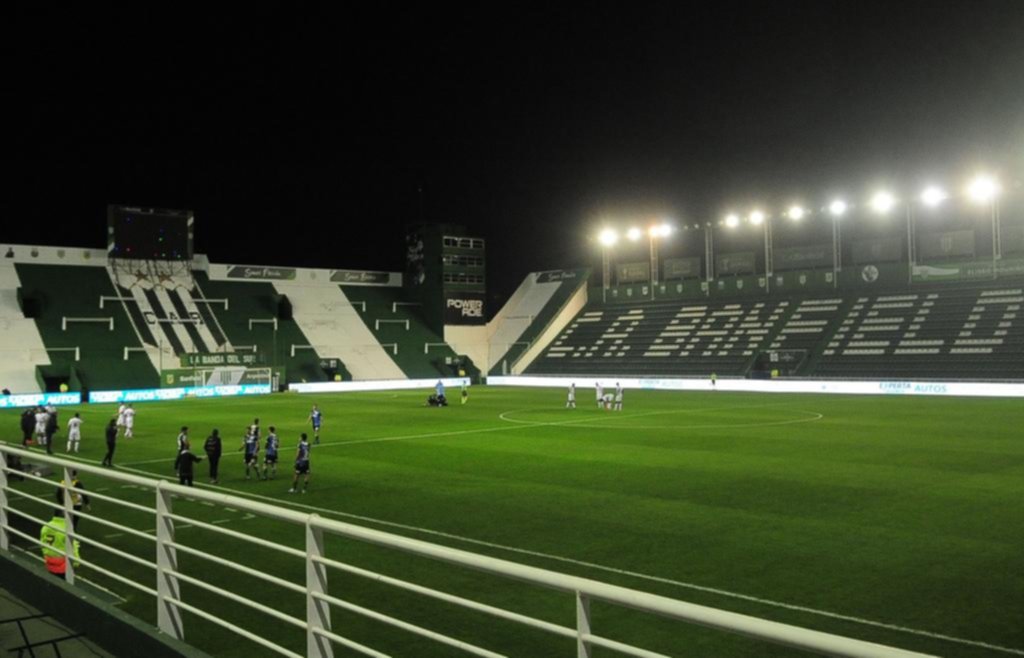 Tras la rápida apertura, el estadio quedó a media luz por un corte de energía