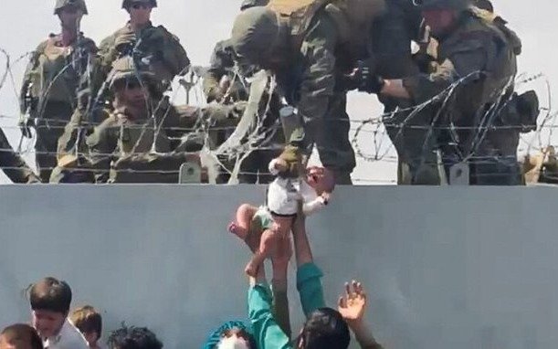 VIDEO: ¿Qué ocurrió con el bebé afgano que fue entregado por encima de un muro a soldados de EEUU?