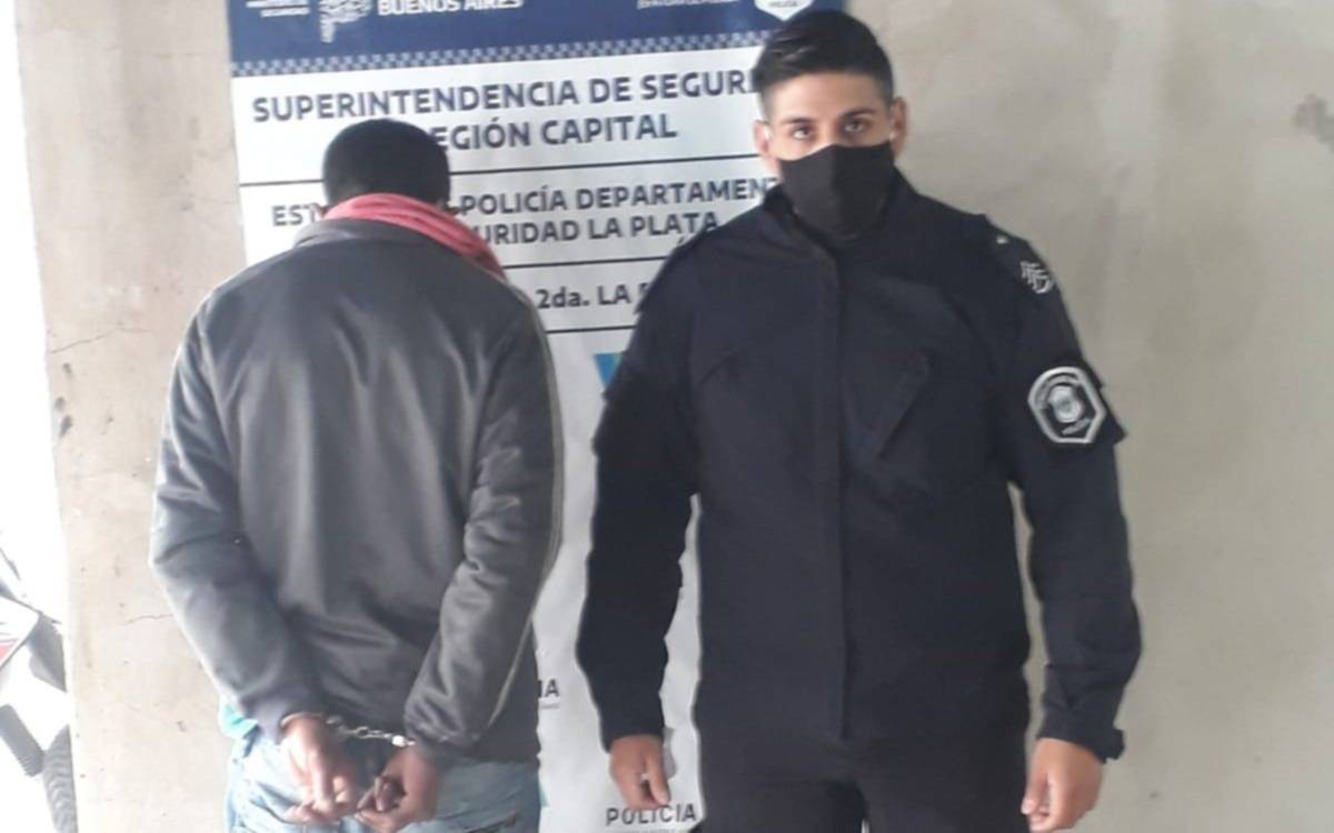Los atrapan cuando circulaban en una moto robada e investigan si planeaban ejecutar un robo
