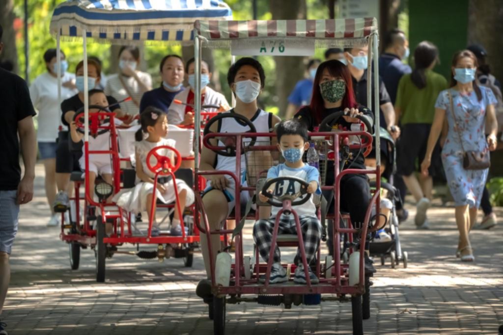 China levantó el “cepo” y les permite a los padres hasta tres